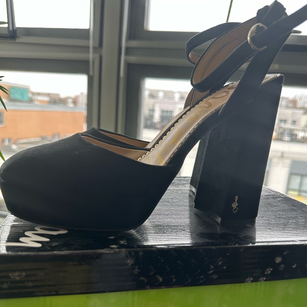 Sam Edelman Olwyn Pump Black Suede Platform Heels, closed toe